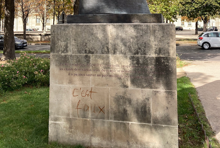 Paris'teki Gomidas heykeline nefret yazısı